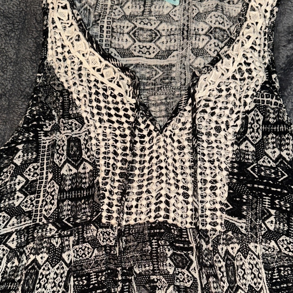 Maurices Black and Cream Geometric Top - Picture 3 of 4